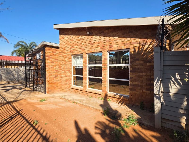 Standard Face Brick Home for Sale in Laudium - Photo 2