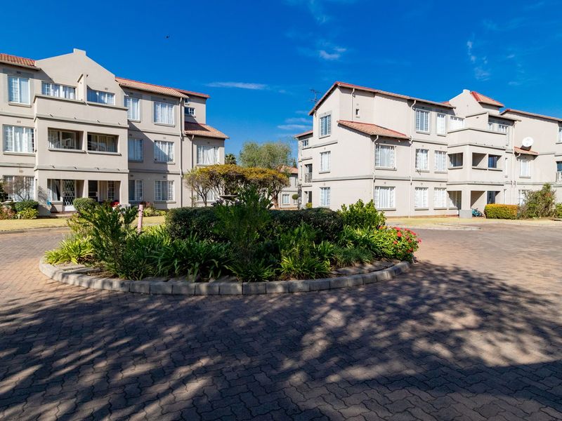 Discover Your Oasis in Edenglen! - Photo 3