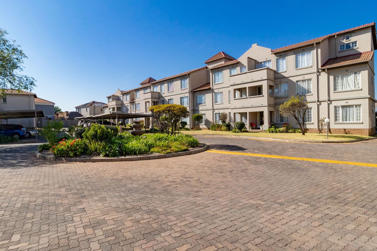 Discover Your Oasis in Edenglen! - Photo 2