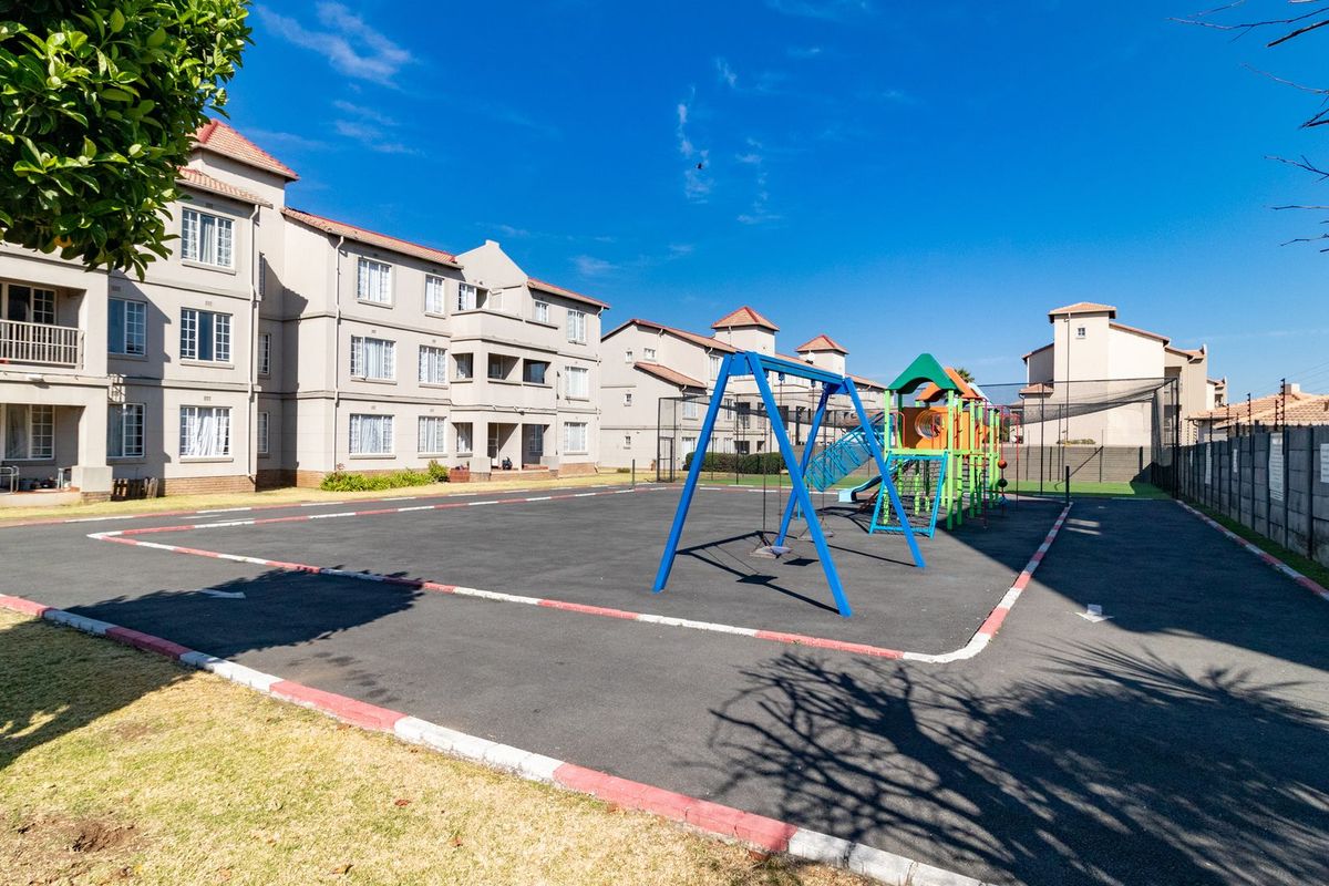 Discover Your Oasis in Edenglen! - Photo 5