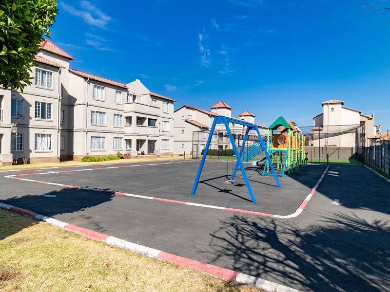 Discover Your Oasis in Edenglen! - Photo 5