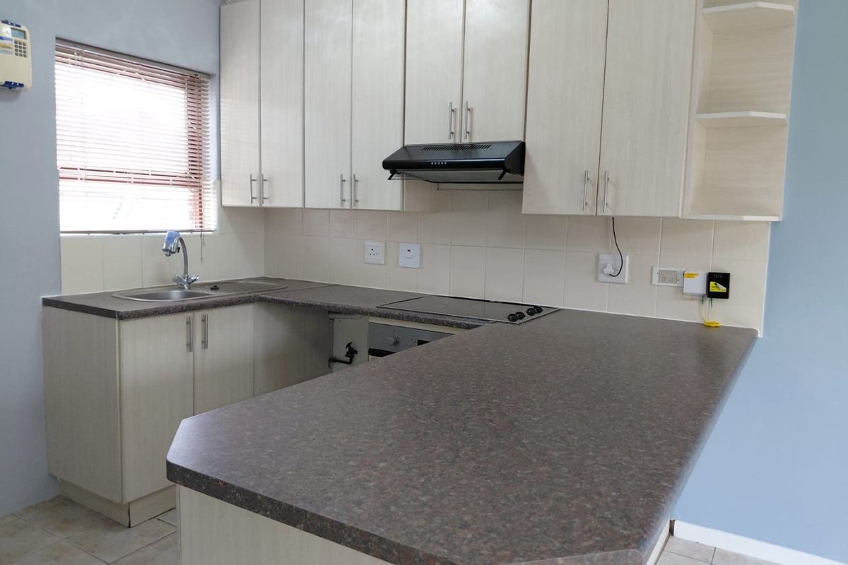 Secure Complex Living in a Popular Suburb - Photo 4