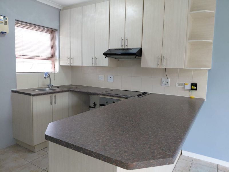 Secure Complex Living in a Popular Suburb - Photo 4