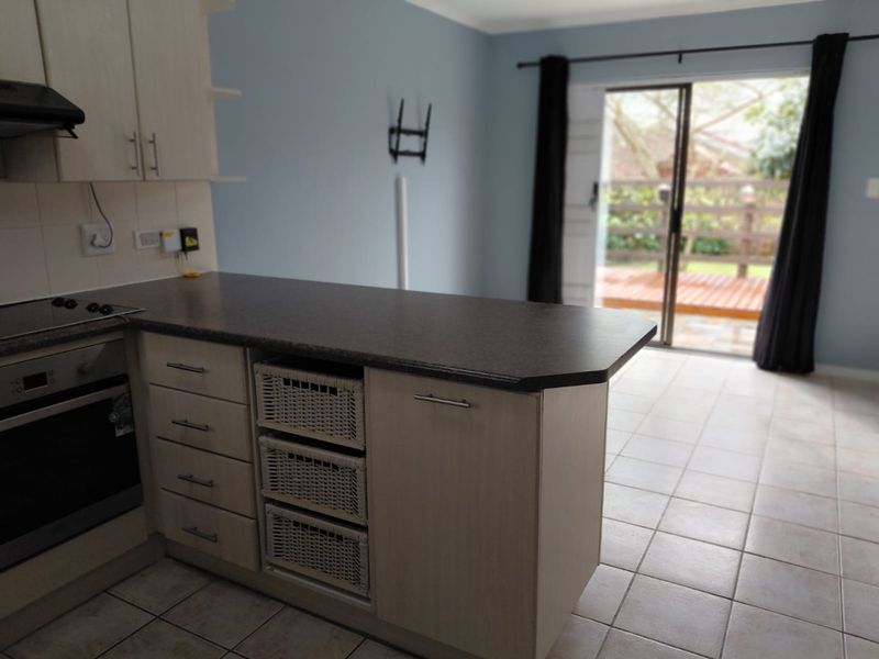 Secure Complex Living in a Popular Suburb - Photo 3