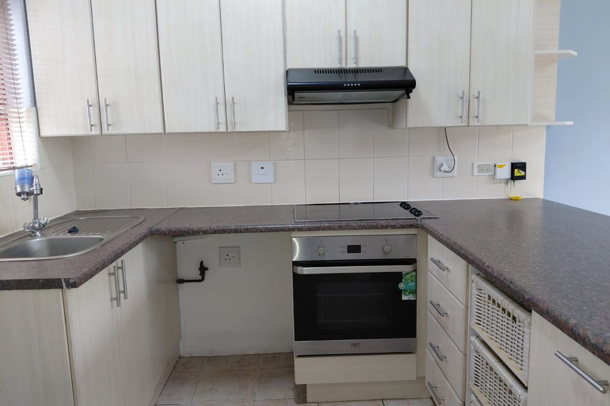 Secure Complex Living in a Popular Suburb - Photo 5