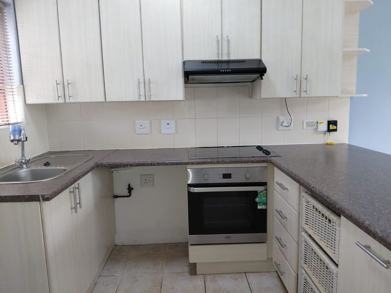 Secure Complex Living in a Popular Suburb - Photo 5