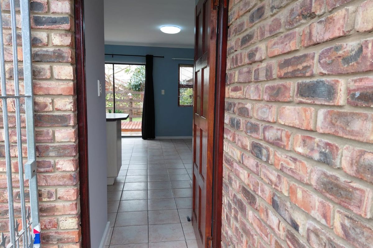 Secure Complex Living in a Popular Suburb - Photo 2