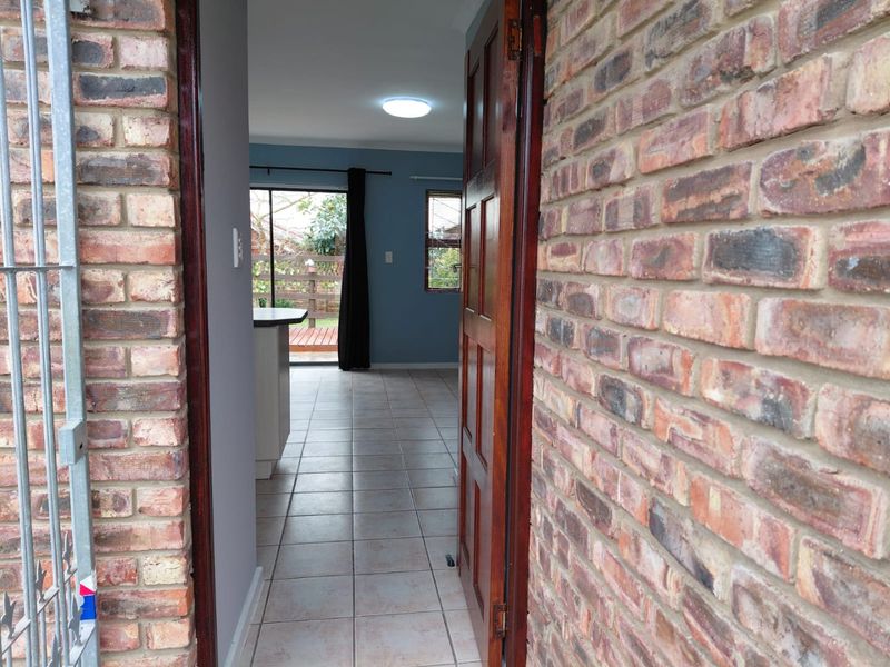 Secure Complex Living in a Popular Suburb - Photo 2