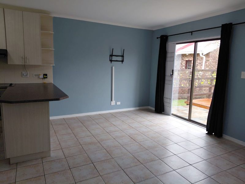 Secure Complex Living in a Popular Suburb - Photo 10