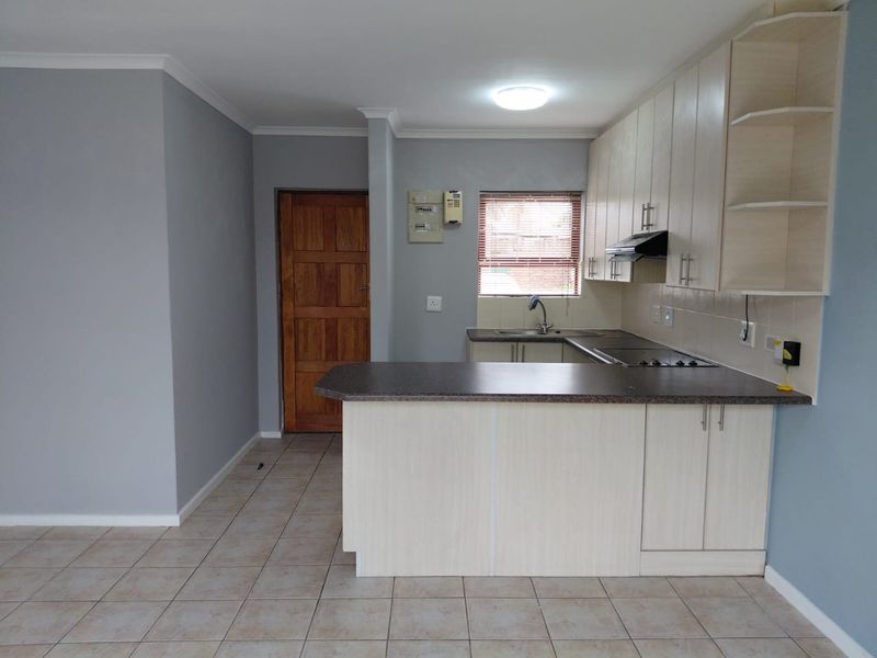 Secure Complex Living in a Popular Suburb - Photo 8