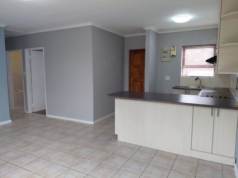 Secure Complex Living in a Popular Suburb - Photo 9