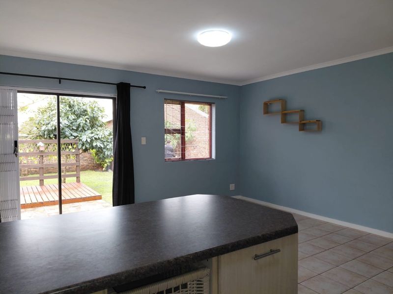 Secure Complex Living in a Popular Suburb - Photo 7