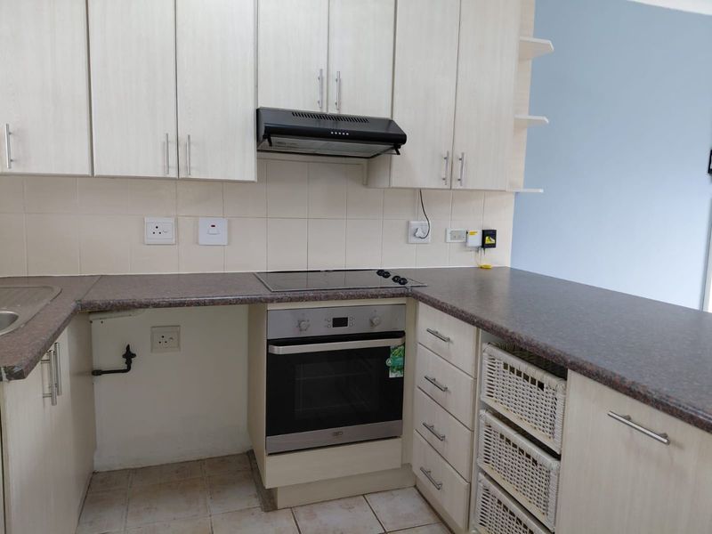 Secure Complex Living in a Popular Suburb - Photo 6