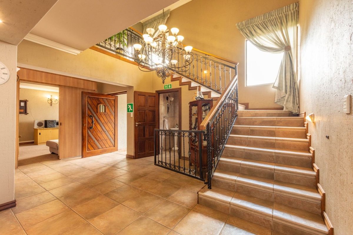 Impeccable Residence with Dual-Purpose Living and Rental Possibilities. - Photo 4