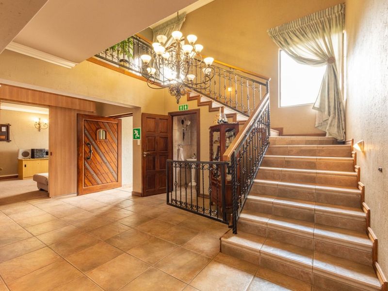 Impeccable Residence with Dual-Purpose Living and Rental Possibilities. - Photo 4