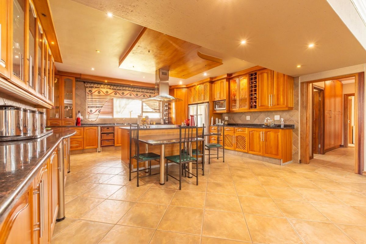 Impeccable Residence with Dual-Purpose Living and Rental Possibilities. - Photo 5