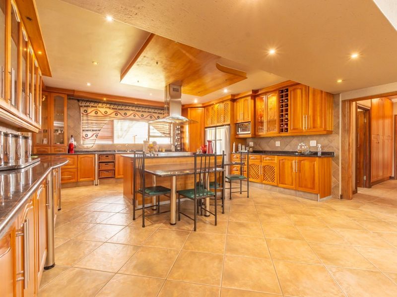 Impeccable Residence with Dual-Purpose Living and Rental Possibilities. - Photo 5