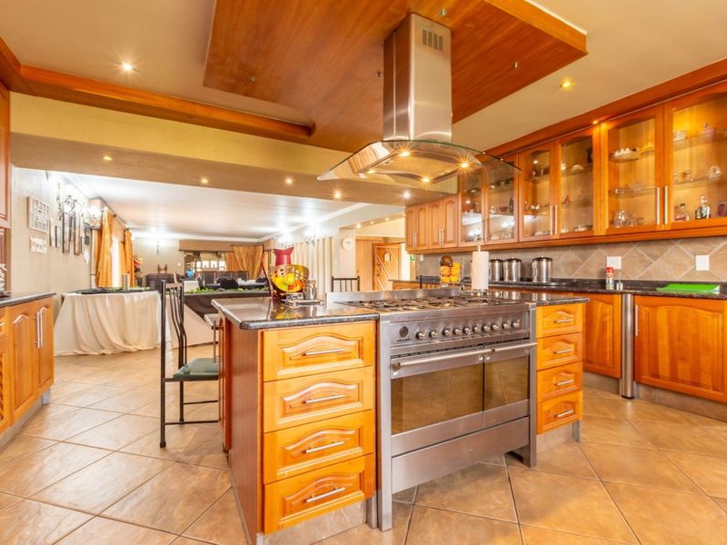 Impeccable Residence with Dual-Purpose Living and Rental Possibilities. - Photo 7