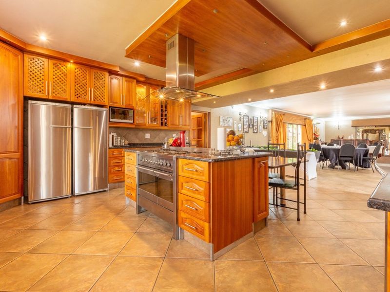 Impeccable Residence with Dual-Purpose Living and Rental Possibilities. - Photo 8