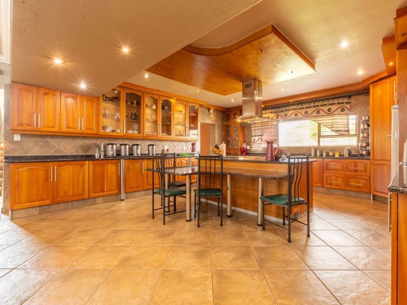 Impeccable Residence with Dual-Purpose Living and Rental Possibilities. - Photo 6