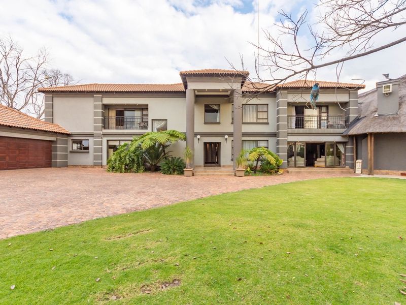 Impeccable Residence with Dual-Purpose Living and Rental Possibilities. - Photo 3