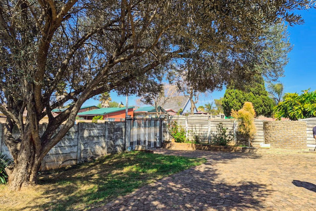 Neat and Spacious 3 Bedroom 2 Bathroom Home For Sale - Photo 4