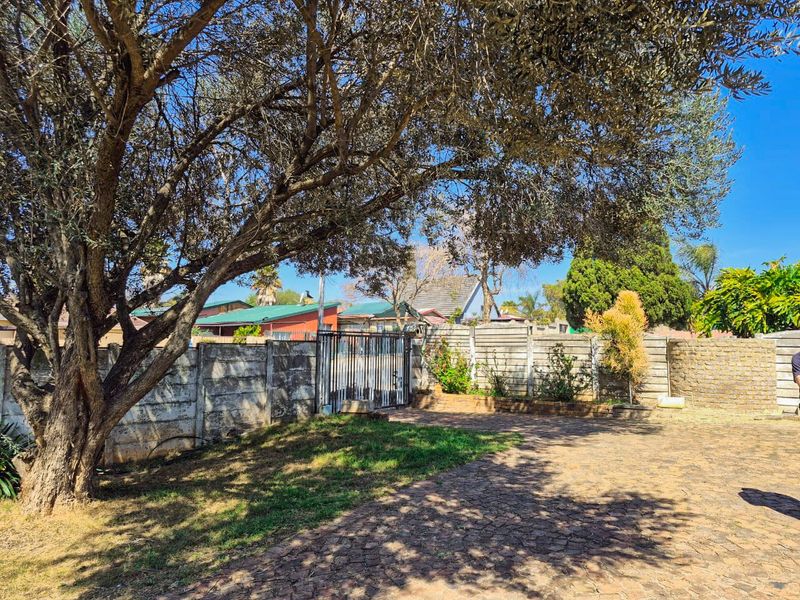 Neat and Spacious 3 Bedroom 2 Bathroom Home For Sale - Photo 4