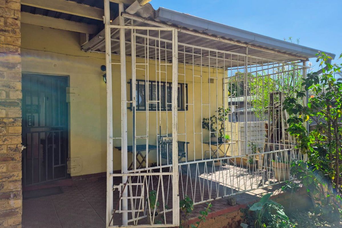 Neat and Spacious 3 Bedroom 2 Bathroom Home For Sale - Photo 3