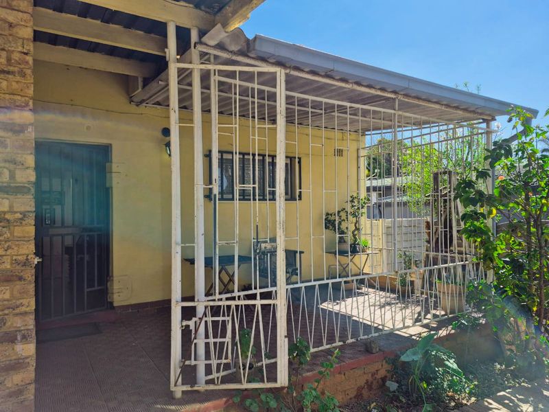 Neat and Spacious 3 Bedroom 2 Bathroom Home For Sale - Photo 3