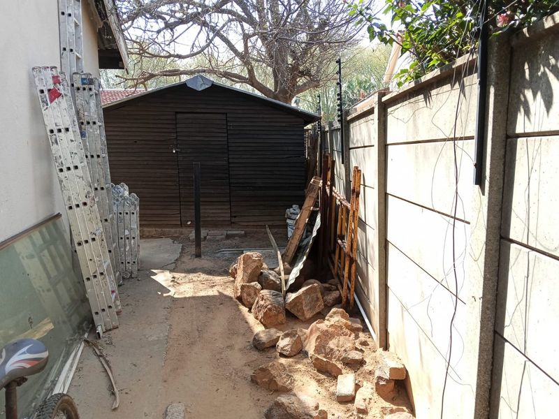 Spacious 4-Bedroom Freestanding Home in a Prime Location   - Photo 5