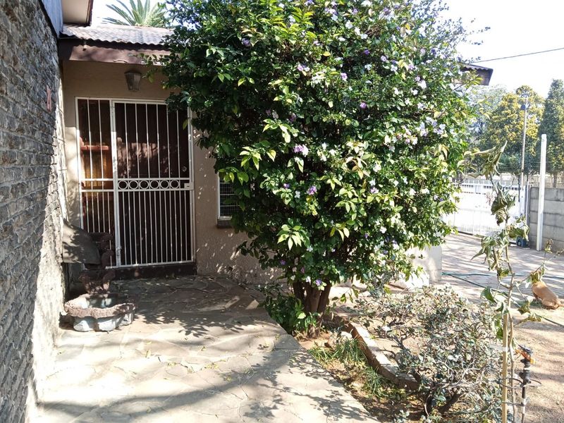 Spacious 4-Bedroom Freestanding Home in a Prime Location   - Photo 3