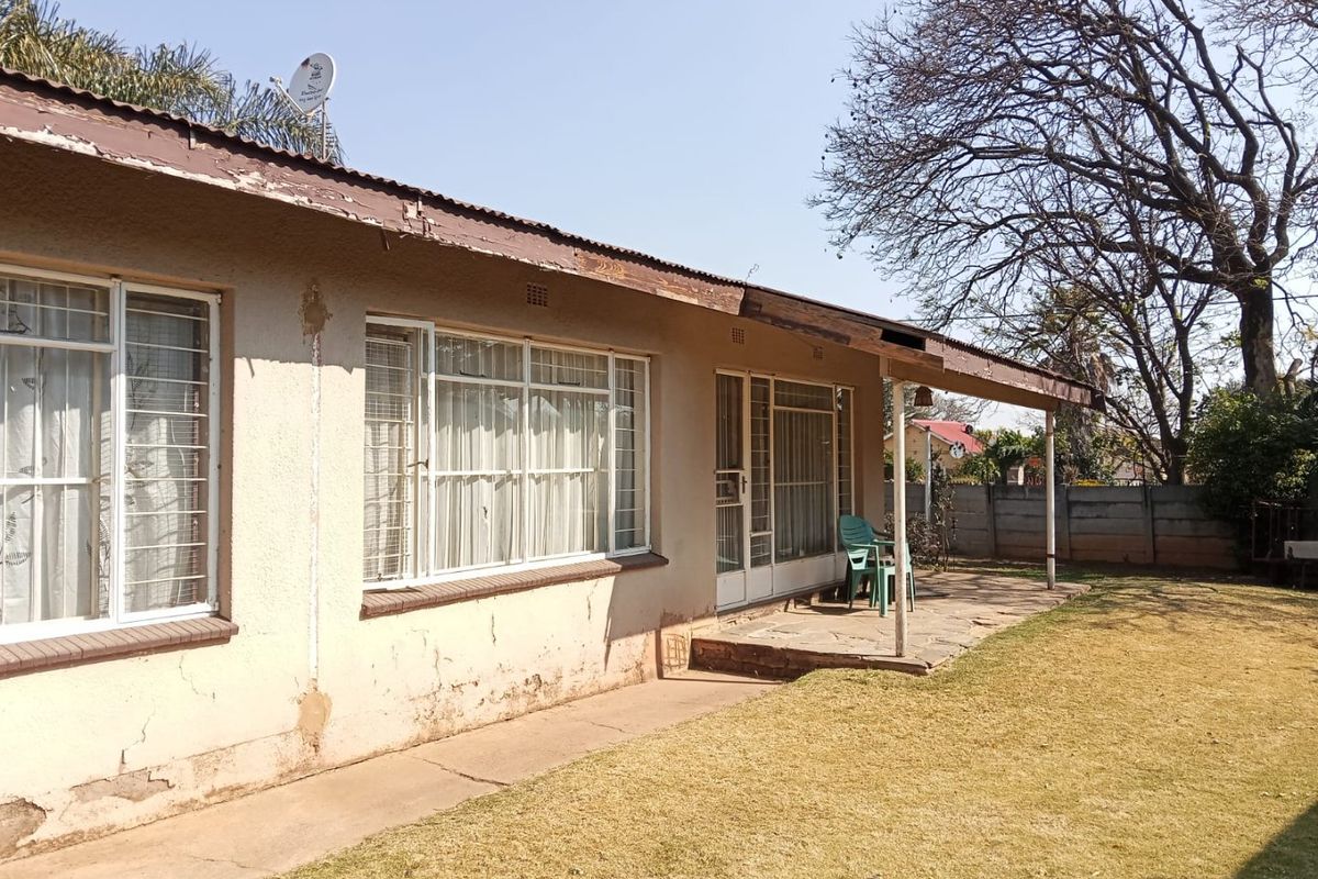 Spacious 4-Bedroom Freestanding Home in a Prime Location   - Photo 2