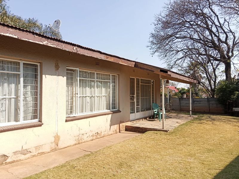 Spacious 4-Bedroom Freestanding Home in a Prime Location   - Photo 2