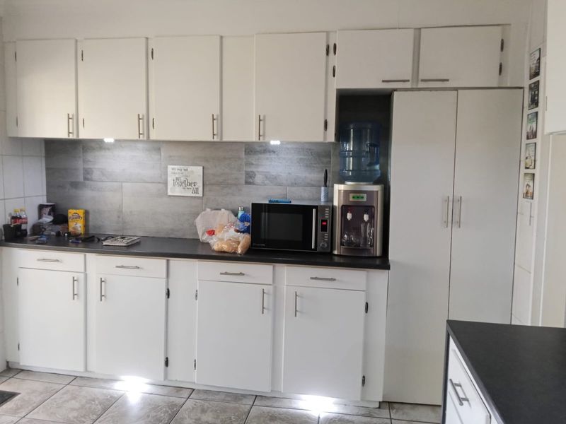 Spacious 4-Bedroom Freestanding Home in a Prime Location   - Photo 8