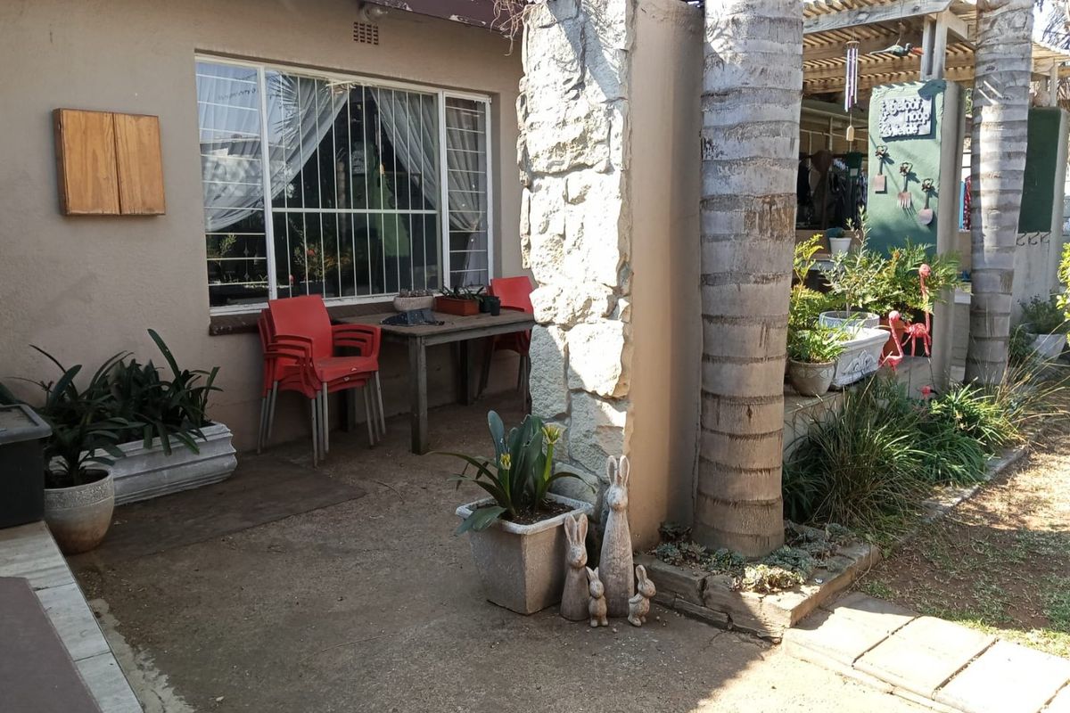 Spacious 4-Bedroom Freestanding Home in a Prime Location   - Photo 4