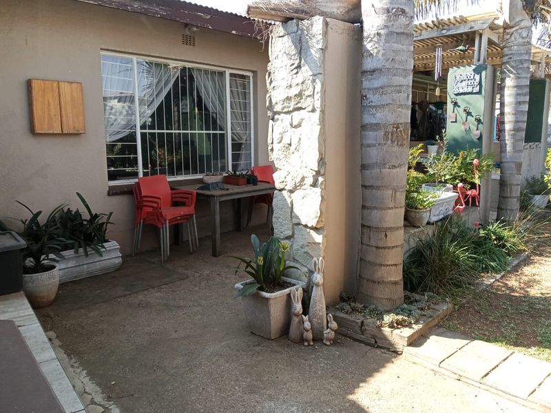 Spacious 4-Bedroom Freestanding Home in a Prime Location   - Photo 4