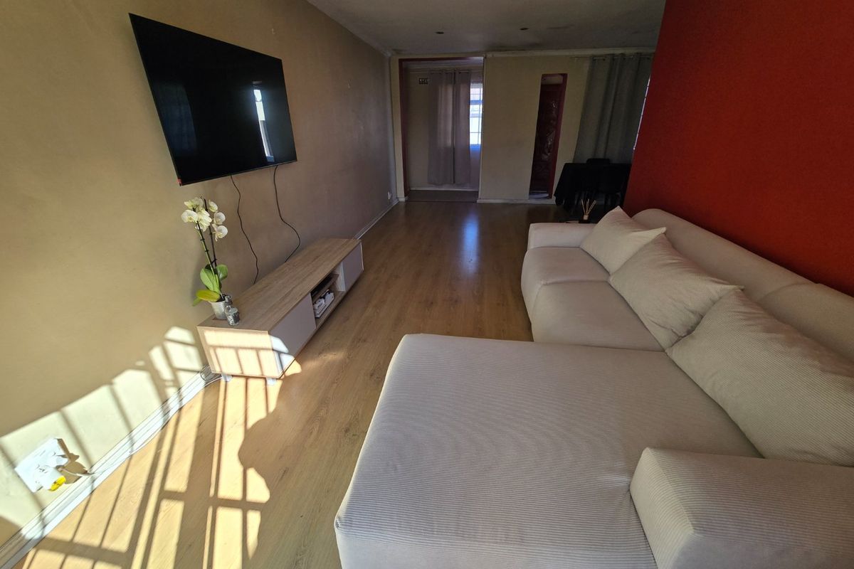 Spacious and Gracious home - Photo 4