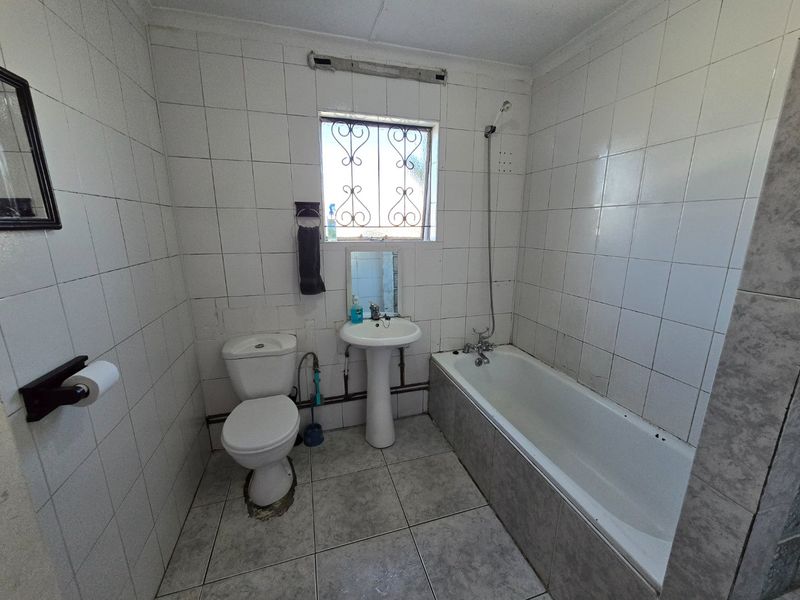 Spacious and Gracious home - Photo 10