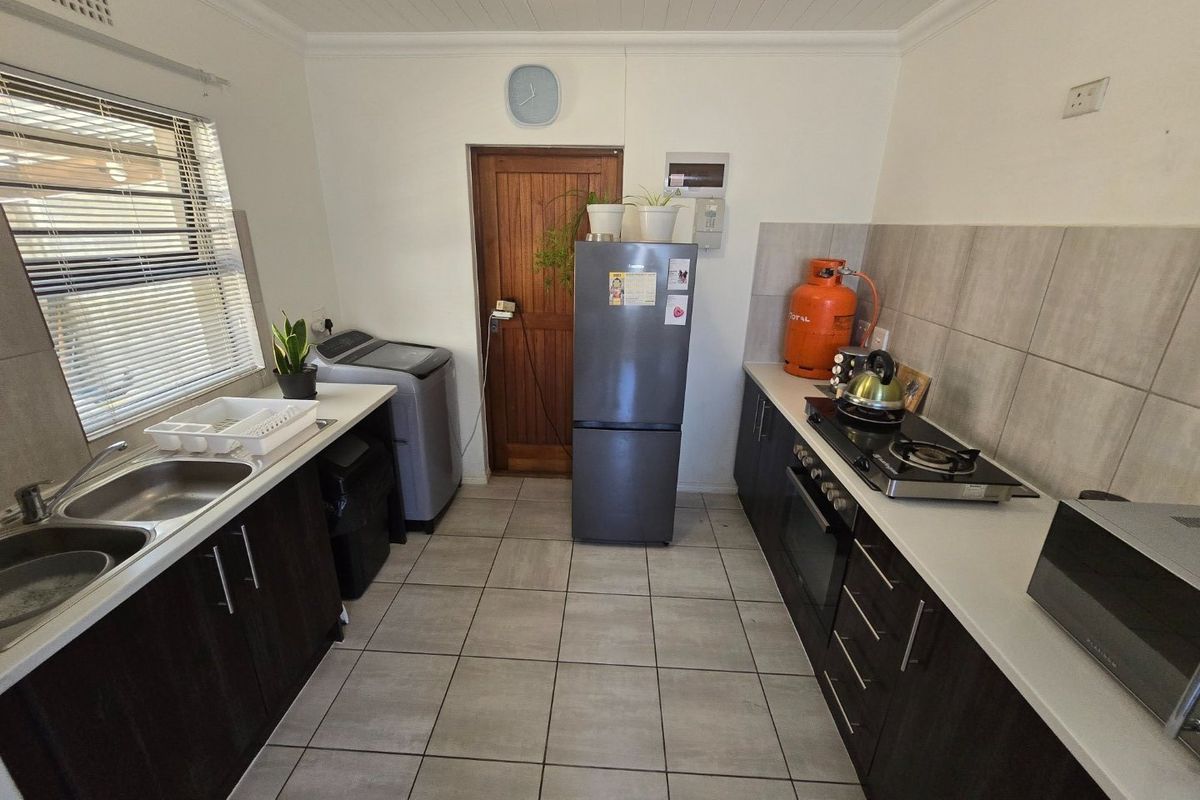 Modern two bedroom starter home - Photo 4