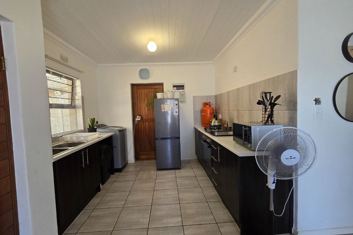 Modern two bedroom starter home - Photo 5