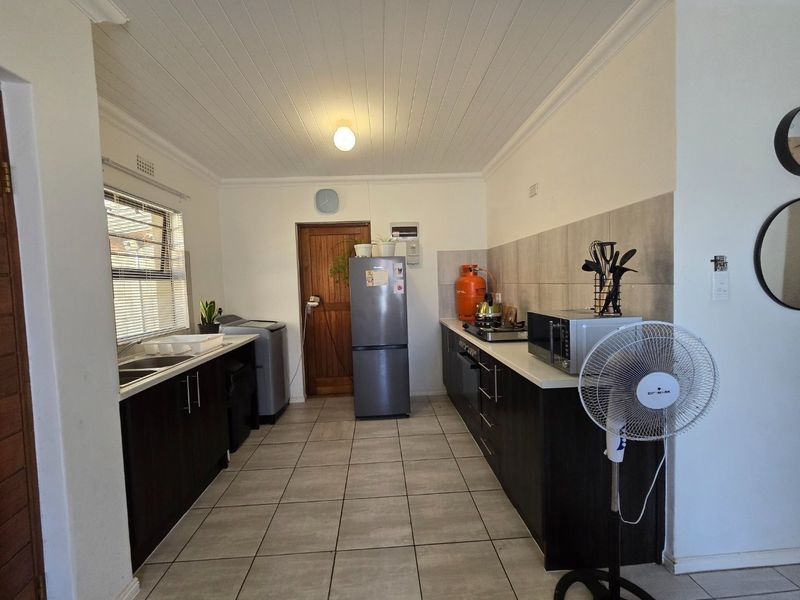 Modern two bedroom starter home - Photo 5