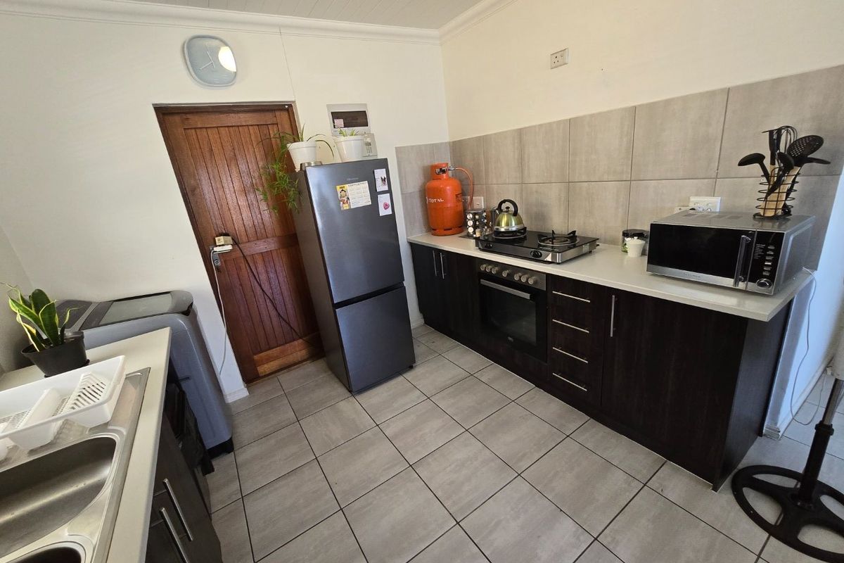 Modern two bedroom starter home - Photo 3