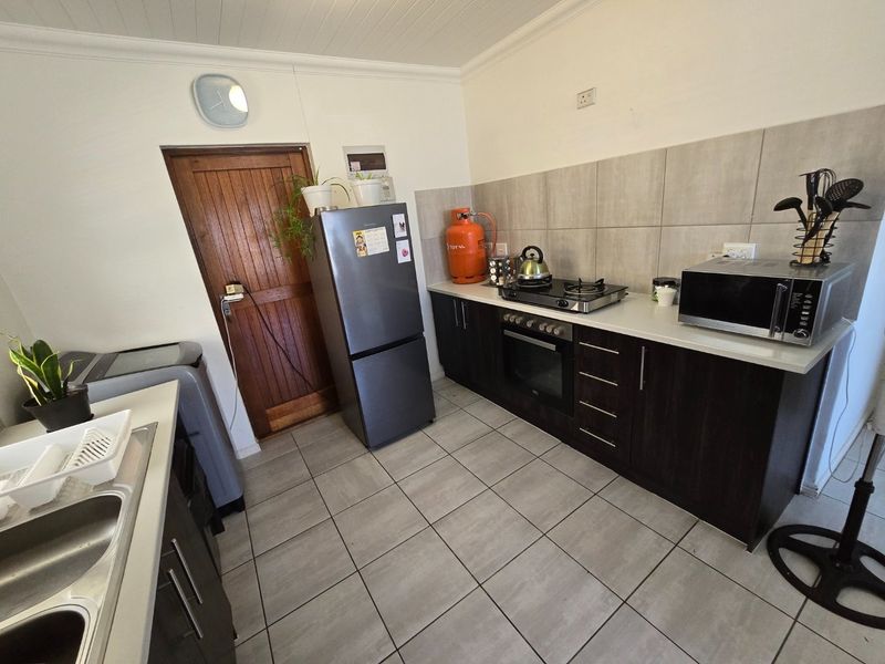 Modern two bedroom starter home - Photo 3