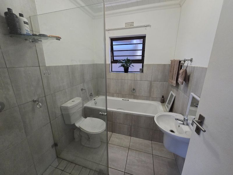 Modern two bedroom starter home - Photo 8