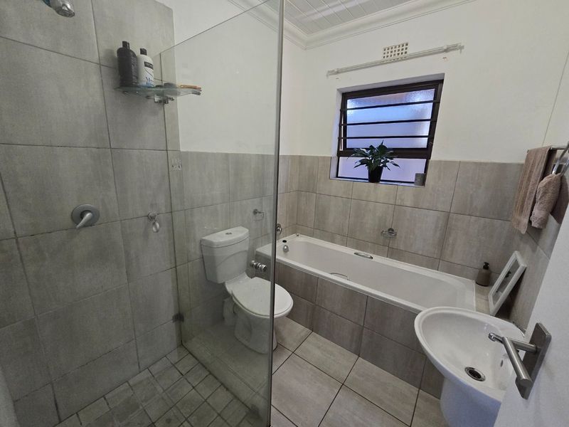 Modern two bedroom starter home - Photo 7