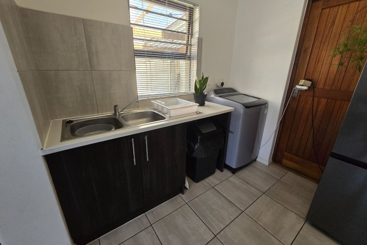 Modern two bedroom starter home - Photo 2