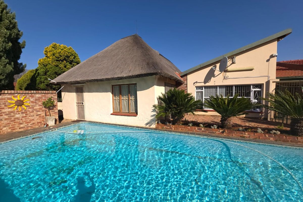 Exceptional 3-in-1 Property with Pool, Entertainment & Investment Potential - Photo 3