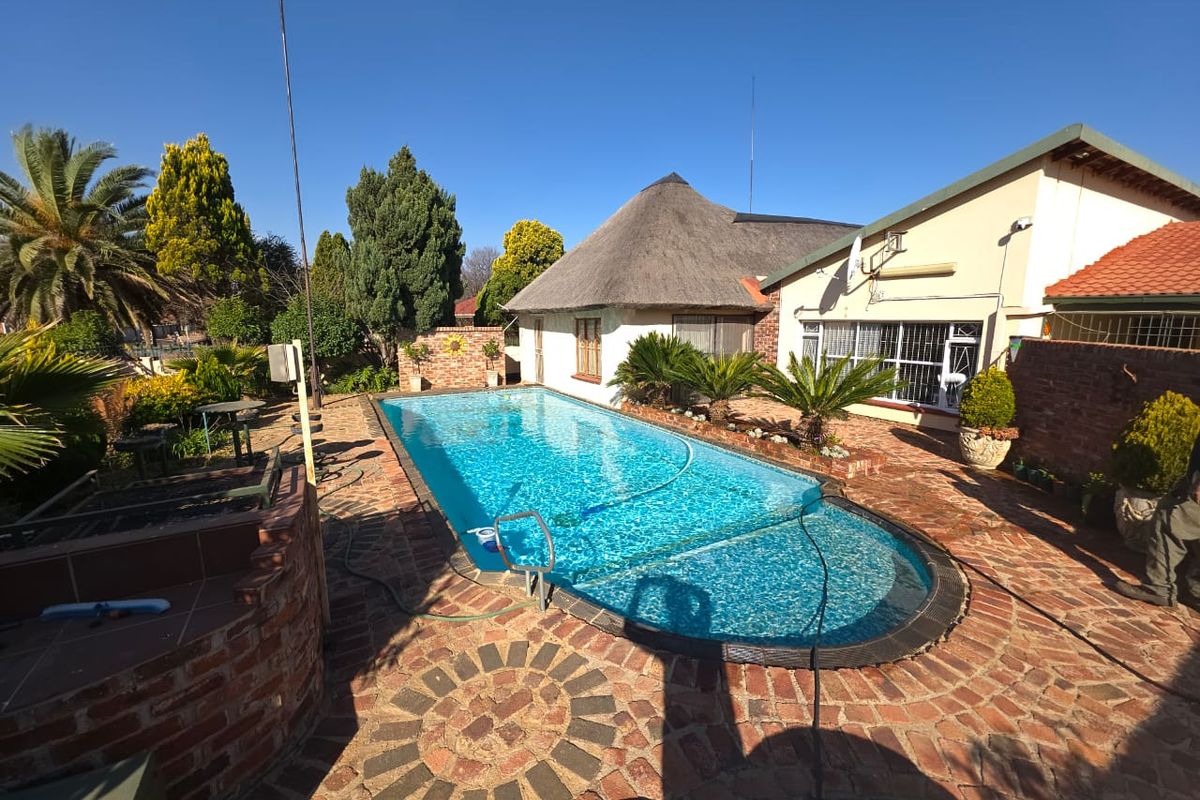 Exceptional 3-in-1 Property with Pool, Entertainment & Investment Potential - Photo 2