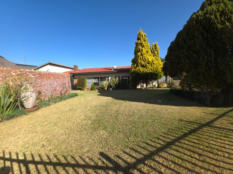 Exceptional 3-in-1 Property with Pool, Entertainment & Investment Potential - Photo 10