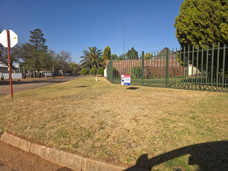 Exceptional 3-in-1 Property with Pool, Entertainment & Investment Potential - Photo 8